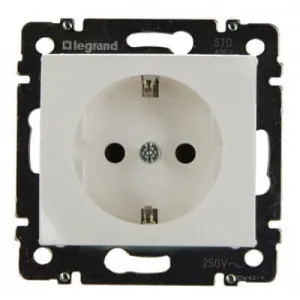 Розетка Legrand VALENA CLASSIC, скрытый монтаж, с заземлением, со шторками, белый, 774421